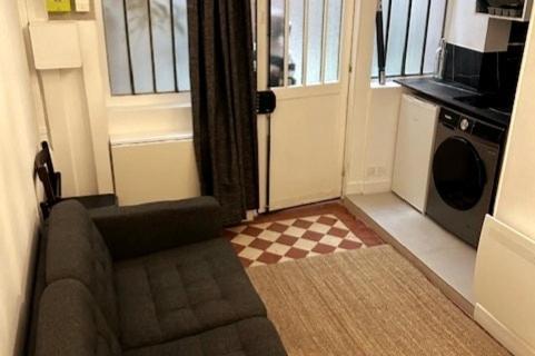 Cosy Renovated Republique Parijs